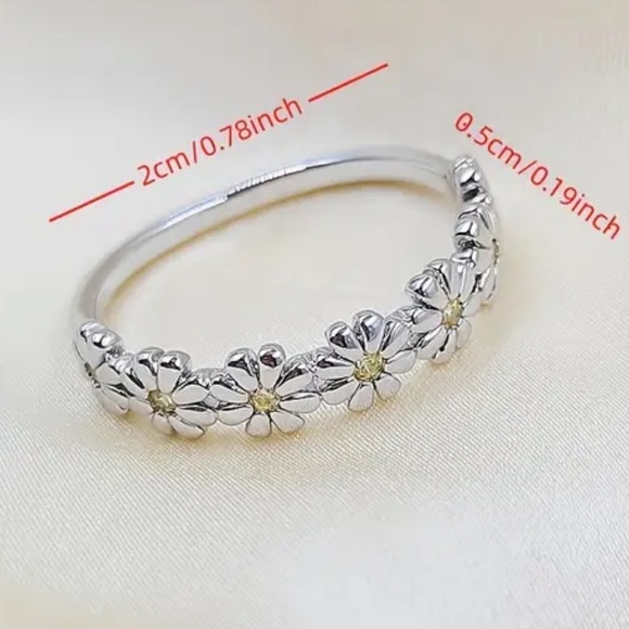 Floral Silver and Gold Ring - Picture 2 of 3